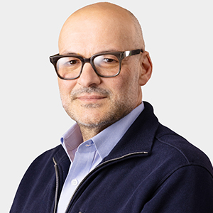 V.Luis Headshot.jpg